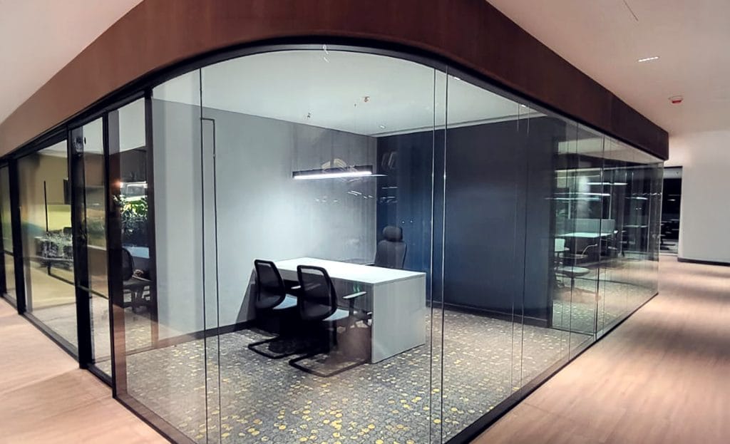 Nosotros 30 Oficina en cristal, moderna y minimalista. Mesa con sillas, ideal para reuniones.