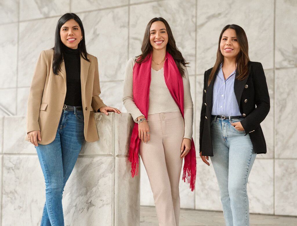 Genias STEM 6 Tres mujeres ejecutivas posan juntas. Símbolo de la inclusión y el liderazgo de las mujeres.