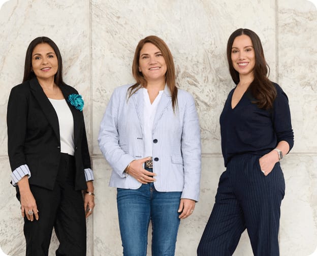 Vida en Credicorp 5 Tres mujeres ejecutivas posan juntas. Símbolo de la equidad y el liderazgo de las mujeres.